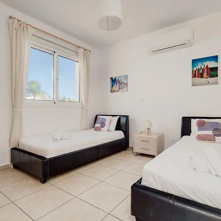 Cozy 2 Bedroom Family W/ Pool Lägenhet Protaras